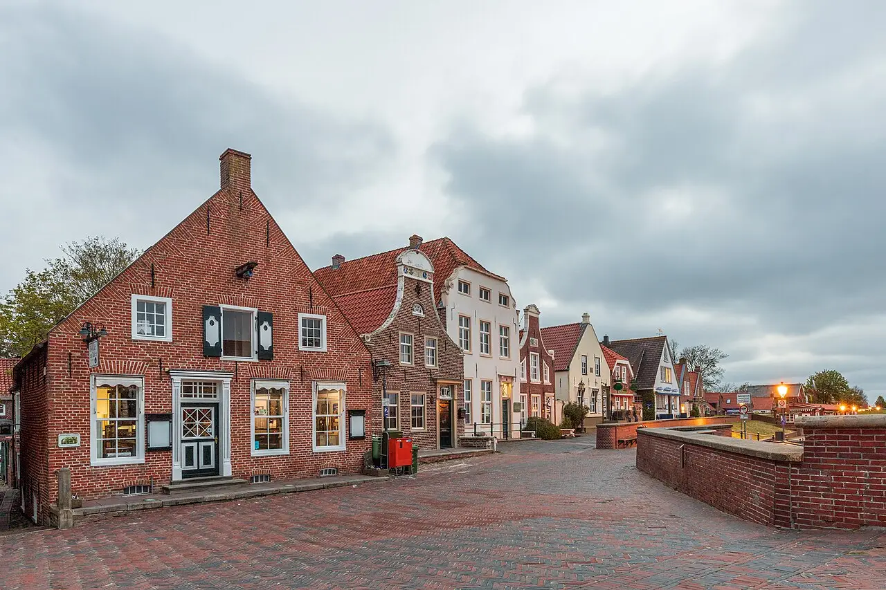 Hafen von Greetsiel in Ostfriesland — Drehort der ersten Pfarrer-Braun-Folgen